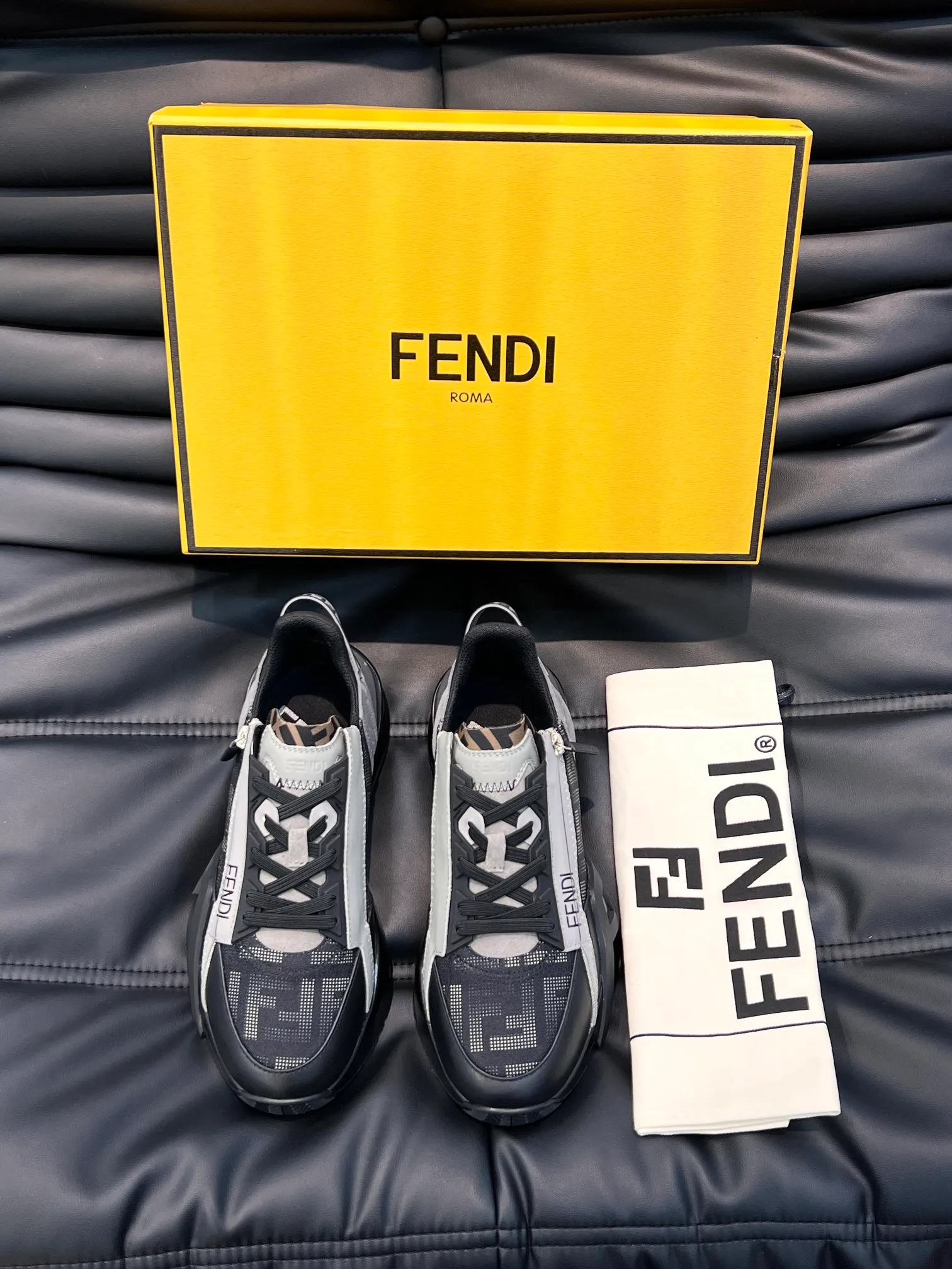 Men's shoes 💰p560 "Fend*" new men's casual sports shoes, equipped with elastic straps, side zippers, and corrugated soles engraved with F. Embossed Fendi Flow lettering on the heel. Made of technical fabric and a mix of blue and suede. Decorated with Lycra® details. FF graphic tongue. Ultra-light and wear-resistant EVA sole. Size: 38-44